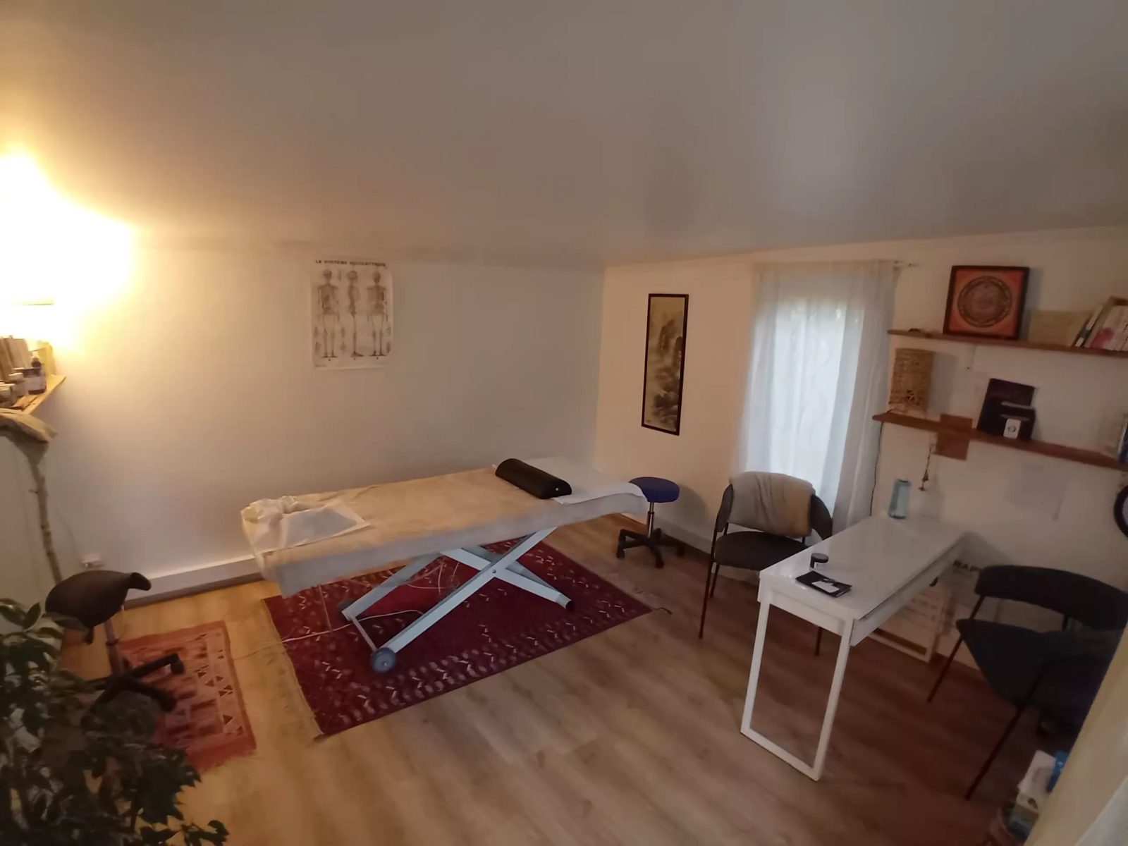 Cabinet de thérapie intégrative à Lisle-sur-Tarn, table de soin et coin détente